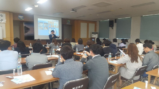 이춘호 한국교통안전공단 전북본부 교수가 26일 고창군 국민회관에서 지역 사회복지사를 대상으로 어르신 교통안전 교육을 하고 있다.<한국교통안전공단 전북본부 제공>